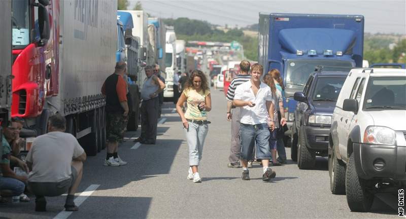 Nehoda pti kamion na Praském okruhu u Slivence (11.7.2008)