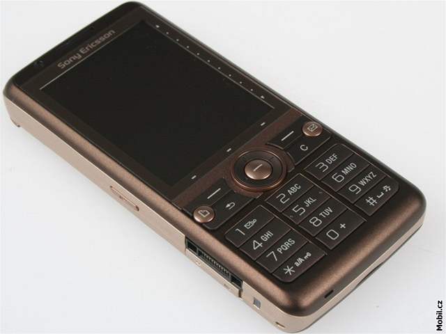 Sony Ericsson G700 vypadá pouze na pohled jako obyejný telefon. Uvnit se vak skrývá velmi chytrý pomocník.