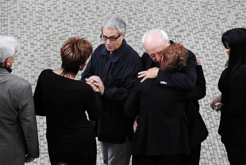 Zpvák a herec Josef Laufer a hudebník Felix Slováek kondolují rodin Karla Hály