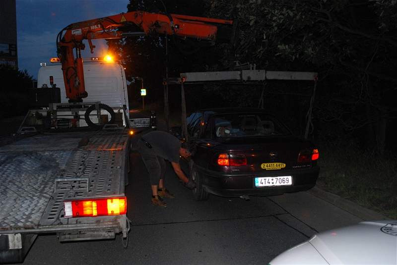 Taxiká se podle policie motal s autem na silnici a chvíli jel i v protismru