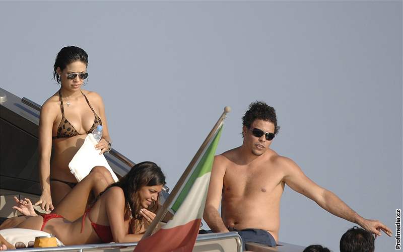 Ronaldo a Maria Beatriz Anthony s páteli na jacht