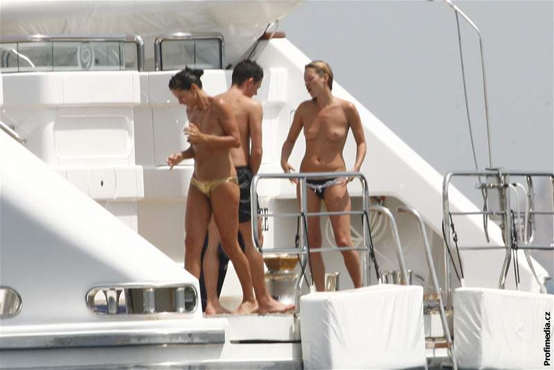Kate Mossová (vpravo) své nahé tlo vystavuje asto
