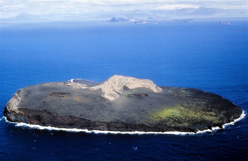Sopený ostrov Surtsey je vzdálený 33 kilometr jin od Islandu. Vznikl vulkanickou erupcí v roce 1963.