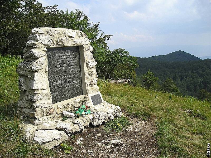 Uhrovský hrad se ukrývá vysoko v horách.