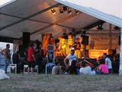Noc z pátka na sobotu na festivale Creamfields na beclavském letiti, brnnská skupina Swordfishtrombones