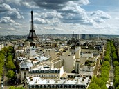výhled z Vítzného oblouku na Eiffelovu v a pilehlé paíské bulváry