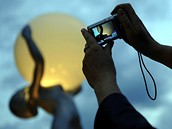 43. MFFKV - fanou�ek si fotí symbol festivalu