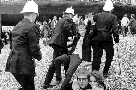 Policisté zasahují pi stetech mezi mods a rockery, Brighton, Británie, kvten 1964