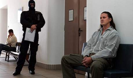 Mladí z bratr Zádamských Petr loni v íjnu u soudu v Sokolov