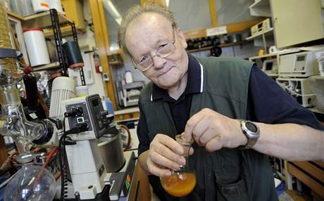 Autor lánku, profesor Antonín Holý, ve své laboratoi v Ústavu organické chemie a biochemie Akademie vd R.