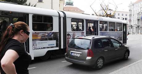 Na Moravskm nmst v Brn idii asto zastav tak, e cestujc z tramvaj nemaj monost vystoupit