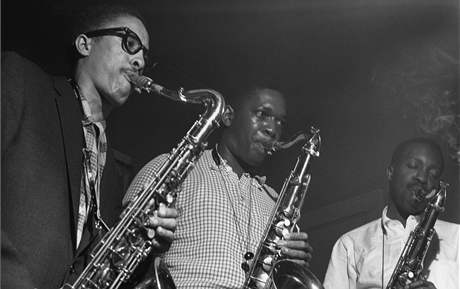 Na archivním snímku zleva saxofonisté Johnny Griffin, John Coltrane a Hank Mobley bhem nahrávání alba Blowing Session.
