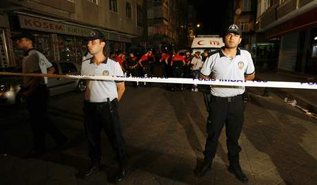 Policie po explozích na tržišti v Istanbulu celou oblast uzavřela. (27. července 2008)