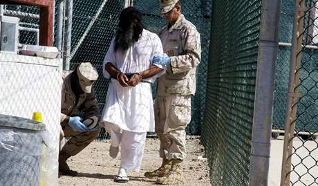 Hicks se zodpovídal ped zvlátním vojenským tribunálem na Guantanámu. Ilustraní foto