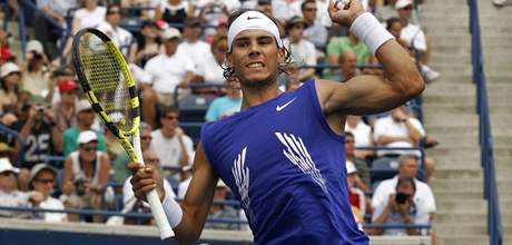panlský tenista Rafael Nadal oslavuje vítzství na turnaji v Torontu.