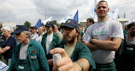 Zamstnanci Siemensu protestovali ped zliínským závodem.