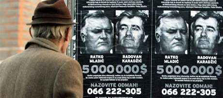 Zatímco Radovan Karadi ji eká v Haagu na zahájení svého procesu, o brzkém dopadení Ratka Mladie se zatím jen spekuluje.
