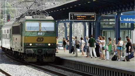 Ministerstvo dopravy odhaduje, e od prosince vyjede o 12 procent mén osobních vlak. Ilustraní foto