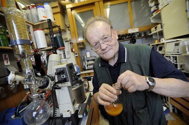 Autor �lánku, profesor Antonín Holý, ve své laborato�i v Ústavu organické chemie a biochemie Akademie v�d �R.