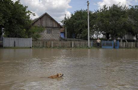 Povodn na Ukrajin si vyádaly u 26 obtí. V Rumunsku zemelo pt lidí.