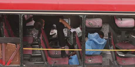 Policista prohledává autobus ve mst Kchun-ming na jihozápad íny, kde vybuchla bomba. (21. 7. 2008)
