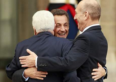 Palestinský prezident Mahmúd Abbás, francouzský prezident Nicolas Sarkozy a izraelský premiér Ehud Olmert, summit Unie pro Stedomoí, Elysejský palác, 13. ervence 2008