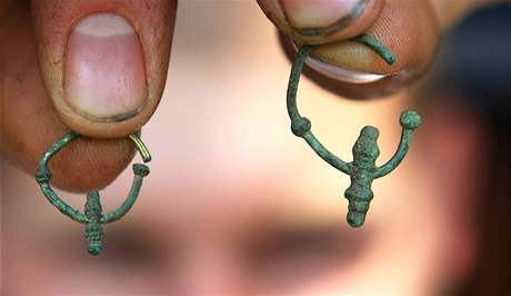 Náušnice z desátého století, které na Pohansku objevili archeologové