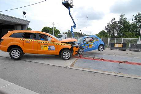 Fiat 500 versus Audi Q7 - ilustraní foto