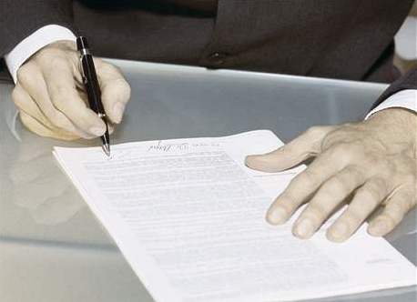 Některé úvěrové smlouvy musí klient číst takřka s lupou. Ilustrační foto.