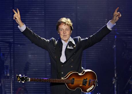 Paul McCartney stále dokáe konkurovat o mnoho let mladím muzikantm.