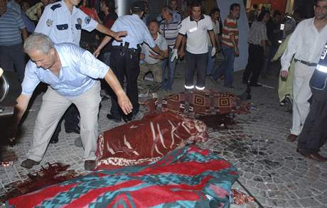 Minimálně patnáct životů si vyžádaly dva výbuchy na tržišti v tureckém Istanbulu. 