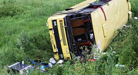 Autobus sjel ze silnice a pevrátil se.