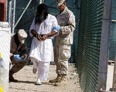 ást vz z Guantánama se v pítích msících ocitne ped vojenským tribunálem.
