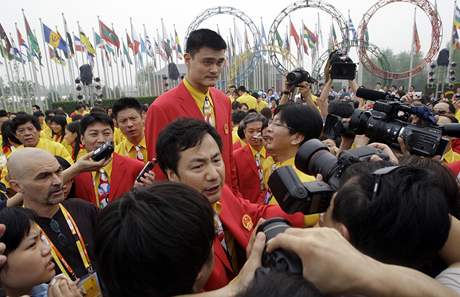 Basketbalista Jao Ming pi otevrn olympijsk vesnice