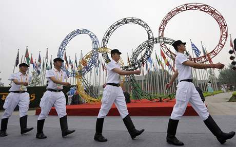 Bezpenostn sluba pi otevrn olympijsk vesnice v Pekingu