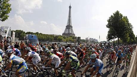 TOUR DE FRANCE V PAÍI. Cyklisty ekalo v centru msta osm okruh.