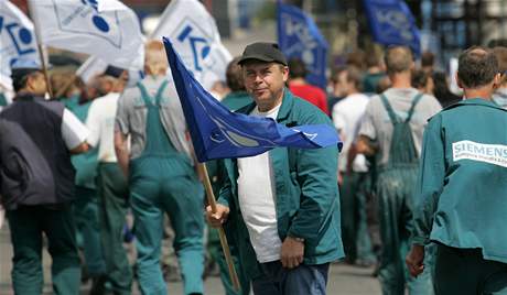 Zaměstnanci protestují před závodem Siemens na Zličíně