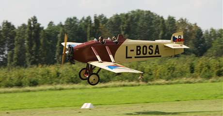 Dv esk repliky historickch devnch letadel Avia pistly na letiti v belgickm Grimbergenu u Bruselu.