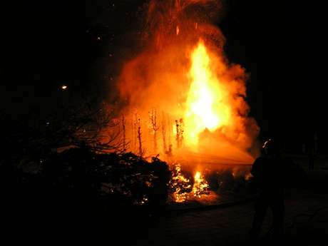 Požár okrasných keřů v Boskovicích