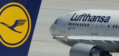Letadla spolenosti Lufthansa ekající na letiti v Mnichov.