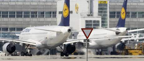 Letadla spolenosti Lufthansa ekajc na letiti v Mnichov.