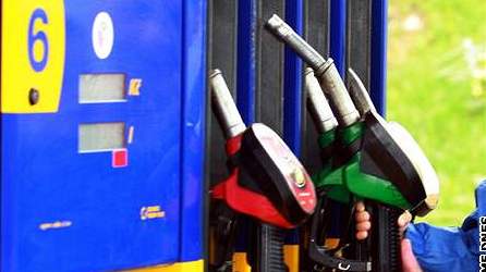 Ceny nafty a benzinu padají, autodopravci si ale drí ceny. Ilustraní foto.