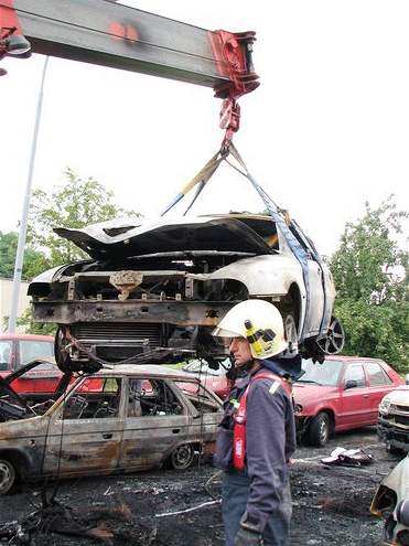 Jedno z aut, které zničil požár na starolískoveckém sídlišti.