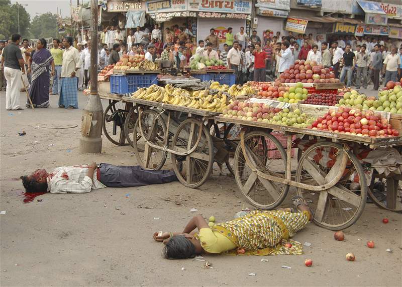 Obti jednoho z výbuch v indickém Ahmadábádu. (26. ervence 2008)