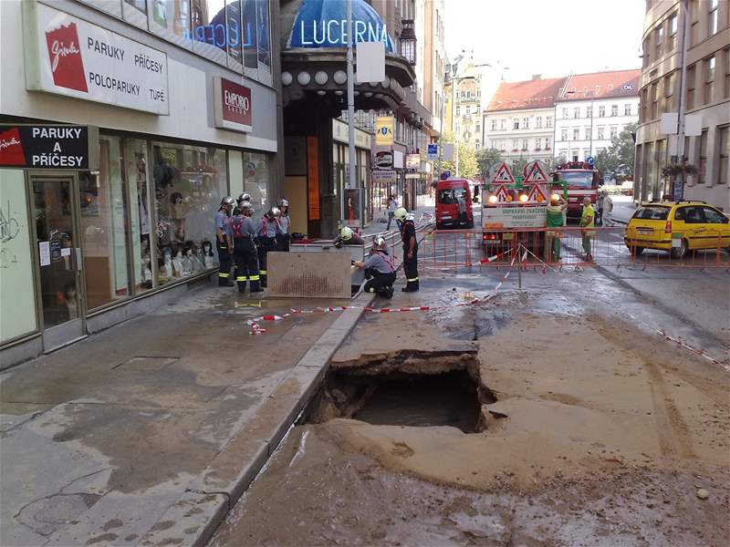 Ve tpánské ulici v Praze prasklo potrubí. (27. ervence 2008)