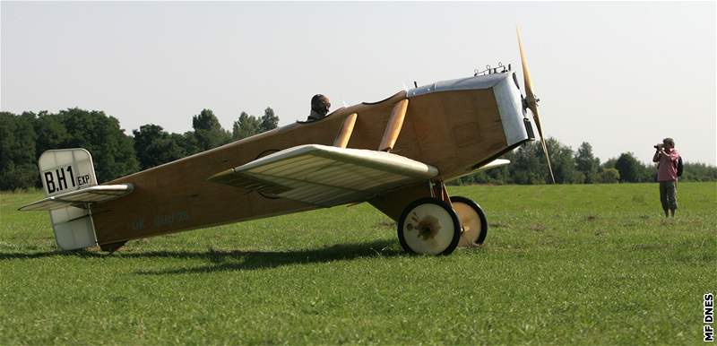 Piloty historických letadel pivítá na bruselském letiti zástupce belgické královské rodiny.