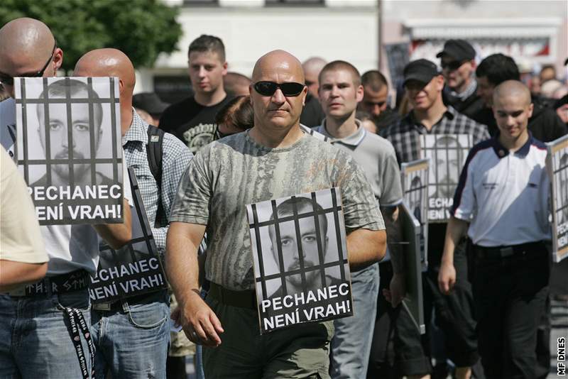 Protestní pochod skinhead se obeel bez incident