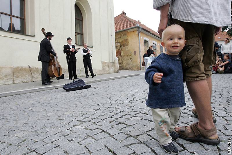 Festival Boskovice 2008 - kapela Létající rabín hraje ped synagogou