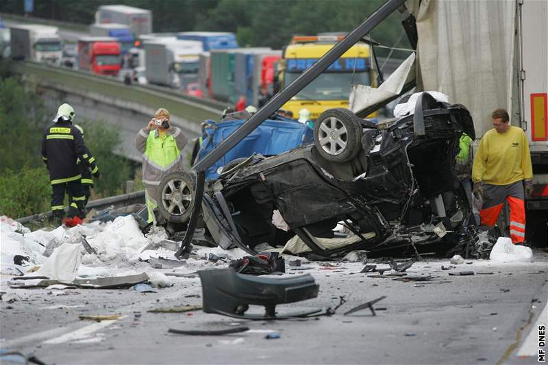 Nkolik mrtvých si vyádala hromadná nehoda, která se stala na Vysoin na dálnici D1. 