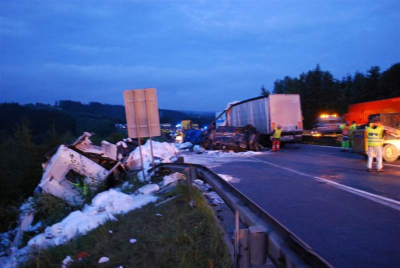 Hromadná nehoda na dálnici D1 ve smru na Prahu. (22. ervence 2007)